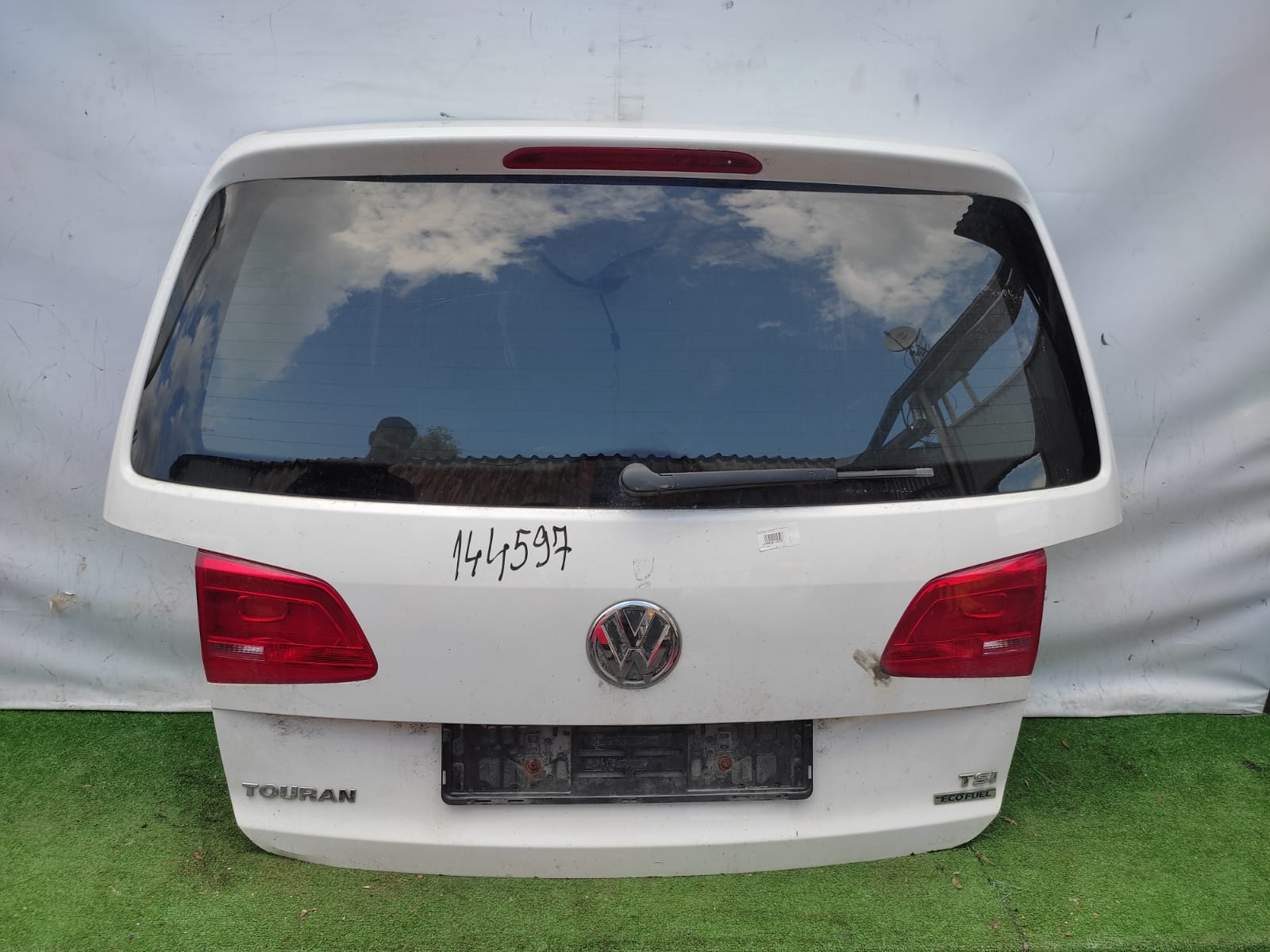 Крышка багажника VOLKSWAGEN TOURAN 2010- белая б/у