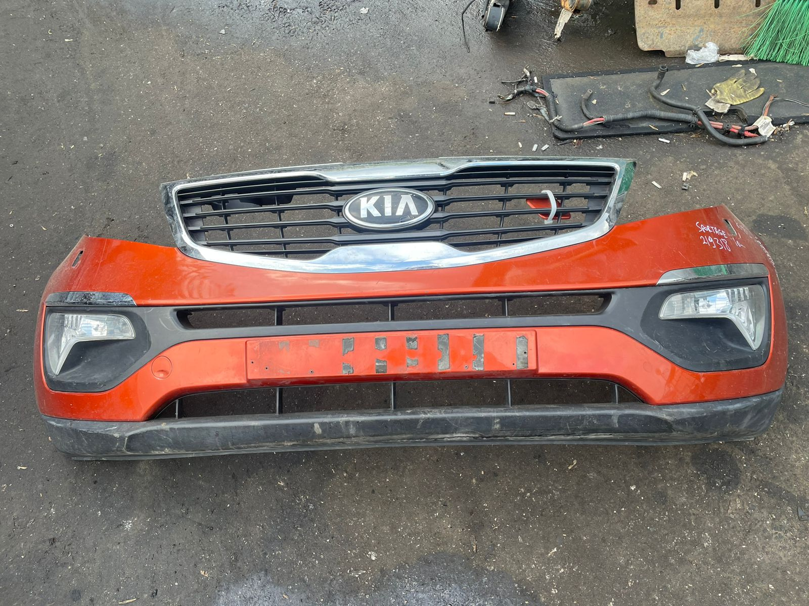 Бампер KIA SPORTAGE 3 2010- передний под омыватель оранжевый б/у