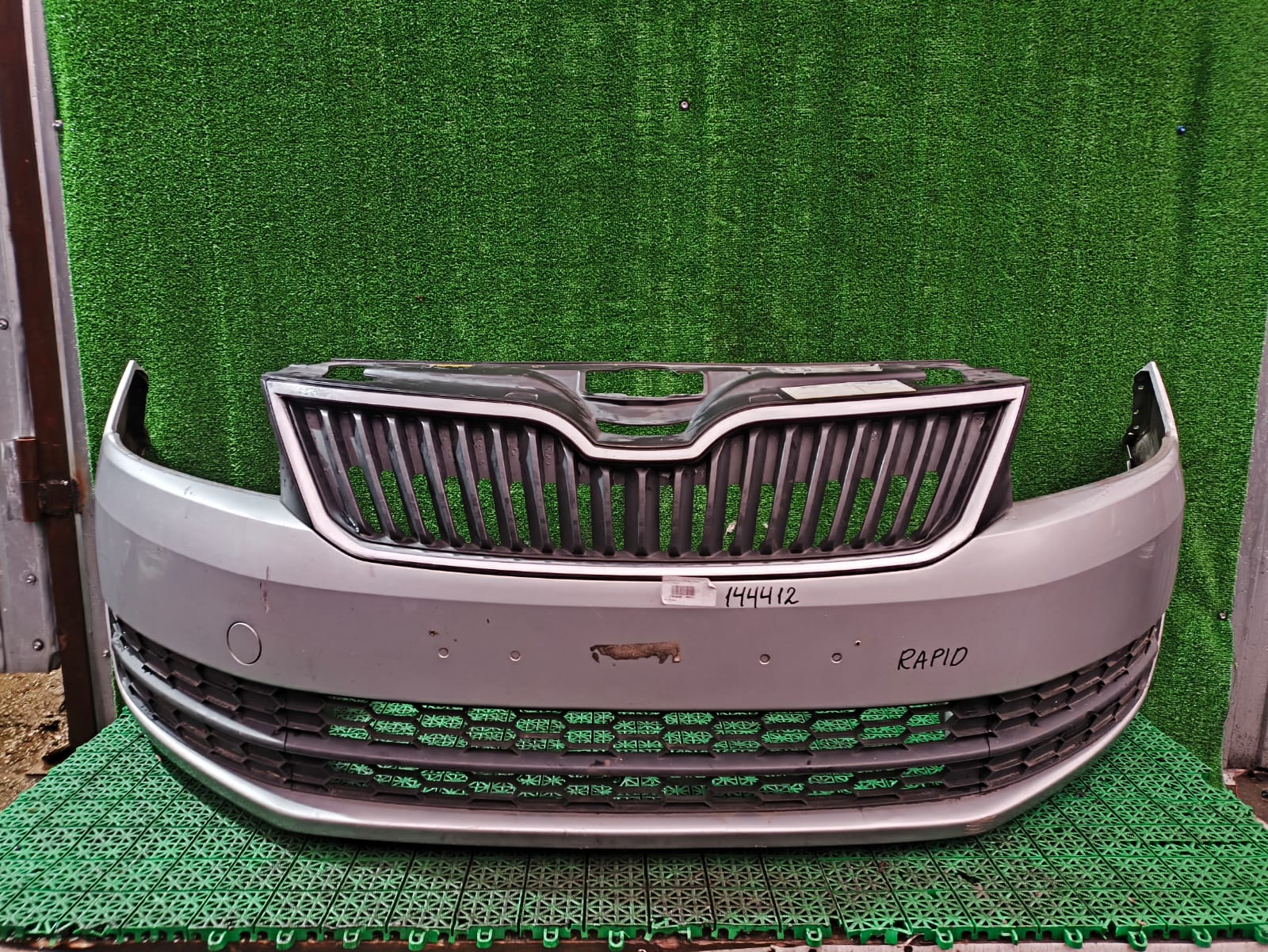 Бампер SKODA RAPID 2013- передний серебро б/у