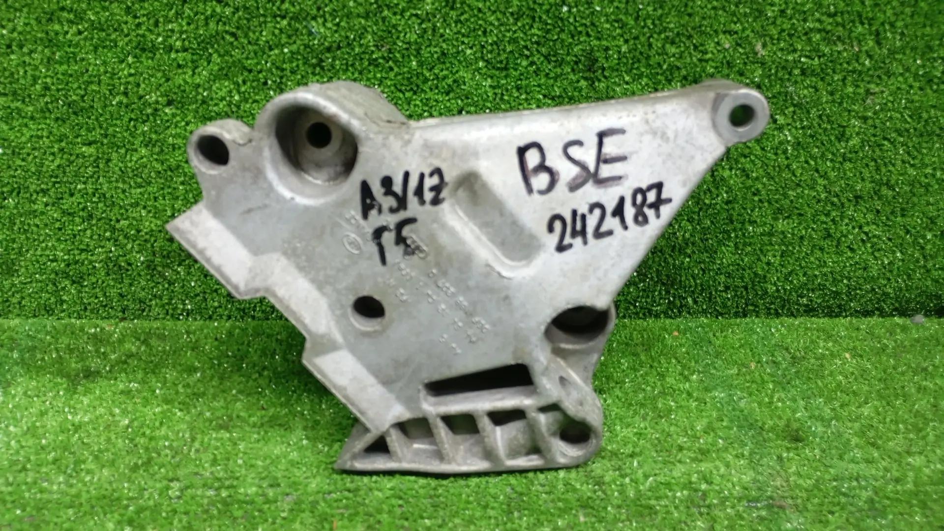 Кронштейн двигателя AUDI A3, SKODA OCTAVIA 1Z, VOLKSWAGEN GOLF 5/5+/6, JETTA 5, PASSAT B6, CADDY, TOURAN 1,6 BSE 2004- правый б/у