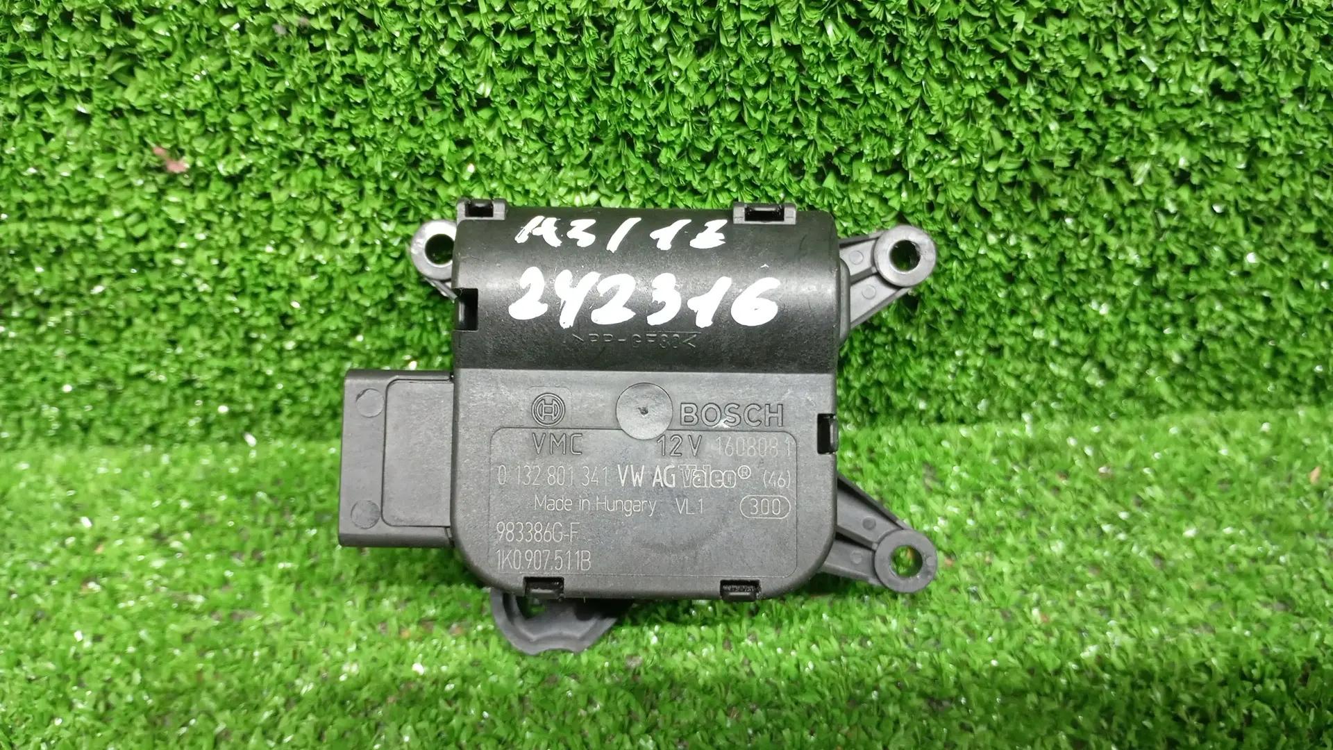 Моторчик заслонки отопителя AUDI A3, SKODA OCTAVIA 1Z, VOLKSWAGEN GOLF 5/5+/6, JETTA 5, PASSAT B6/B7/CC, CADDY, TOURAN 2004- V159 б/у