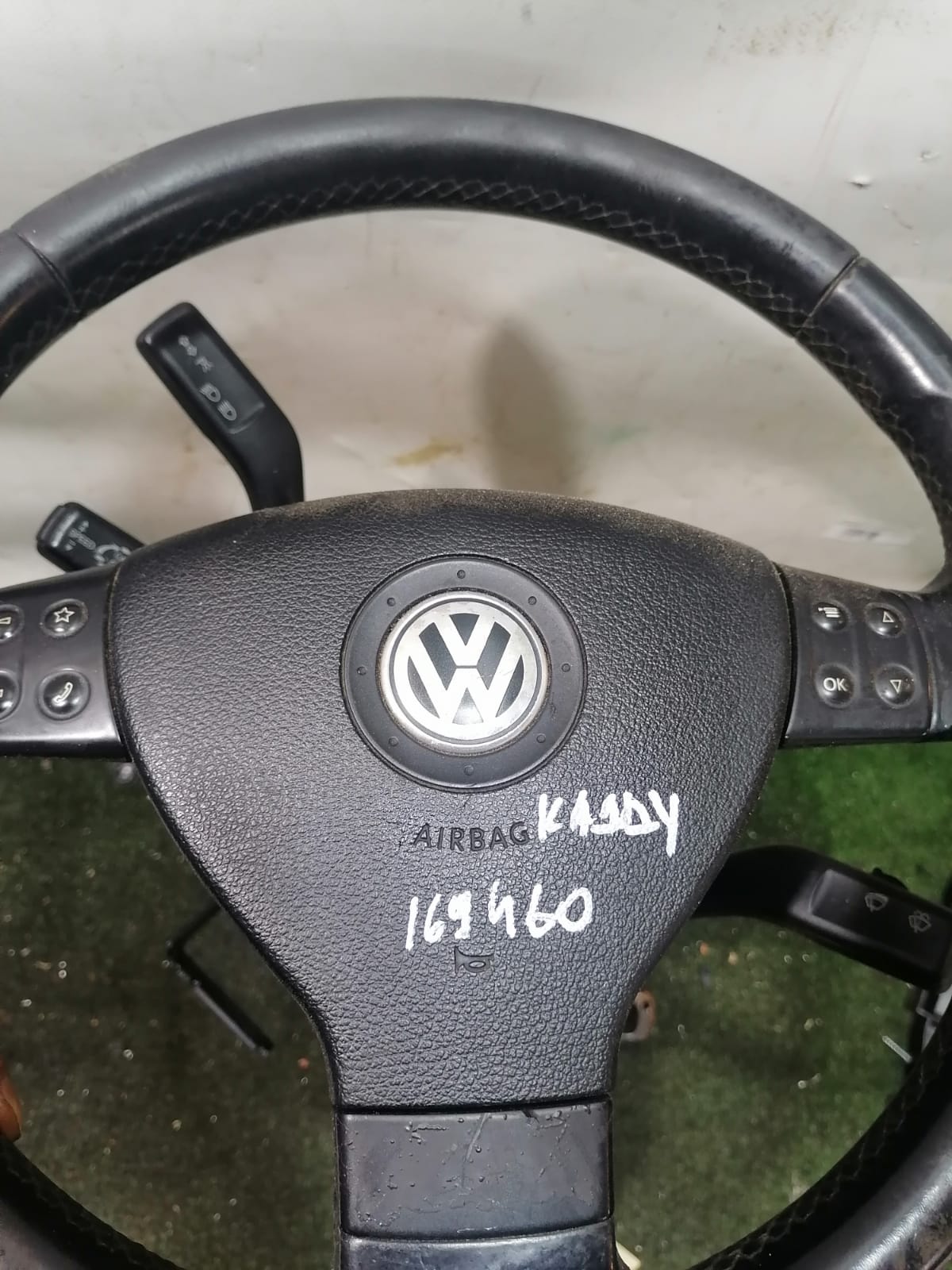 Подушка безопасности VOLKSWAGEN GOLF 5, PASSAT B6, CADDY 2005- руль 3 спицы 2 фишки б/у