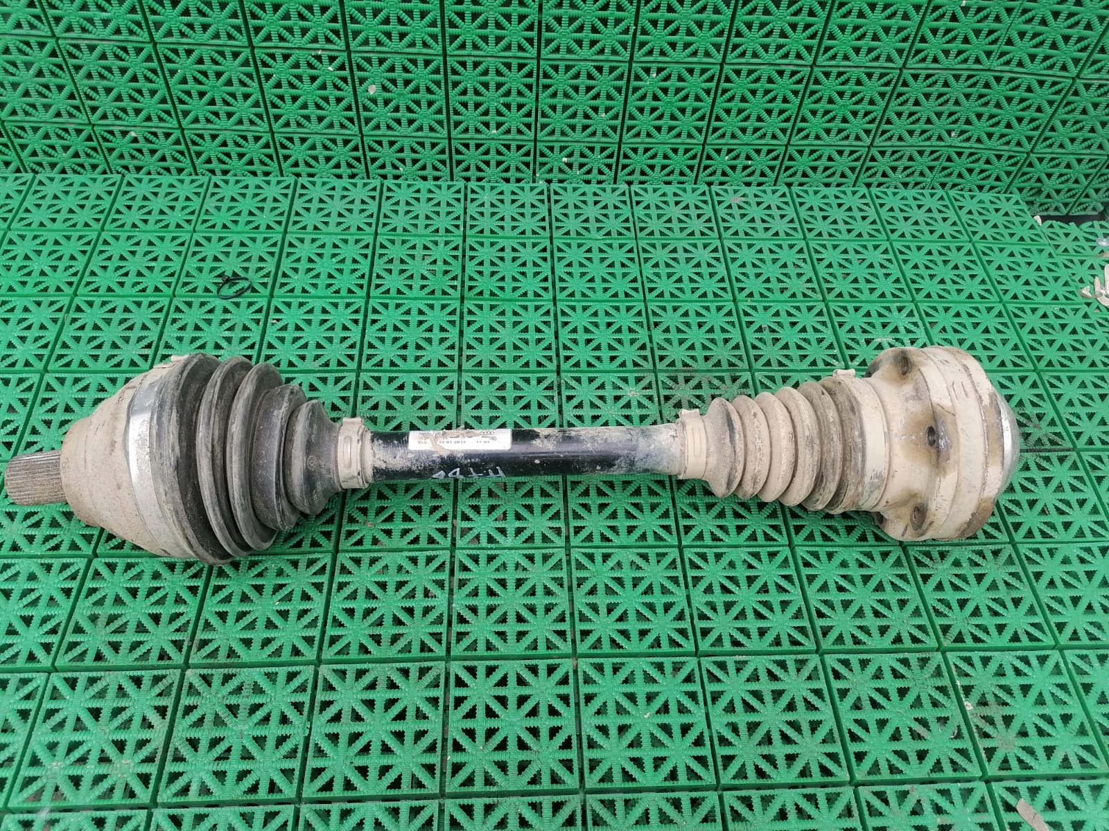 Вал привода со шрусами AUDI A3, SKODA OCTAVIA 1Z, VOLKSWAGEN GOLF 5/5+/6, JETTA 5/6, PASSAT B6, CADDY, TOURAN 1,8/2,0 2004- пупырышка левый 51/110 б/у