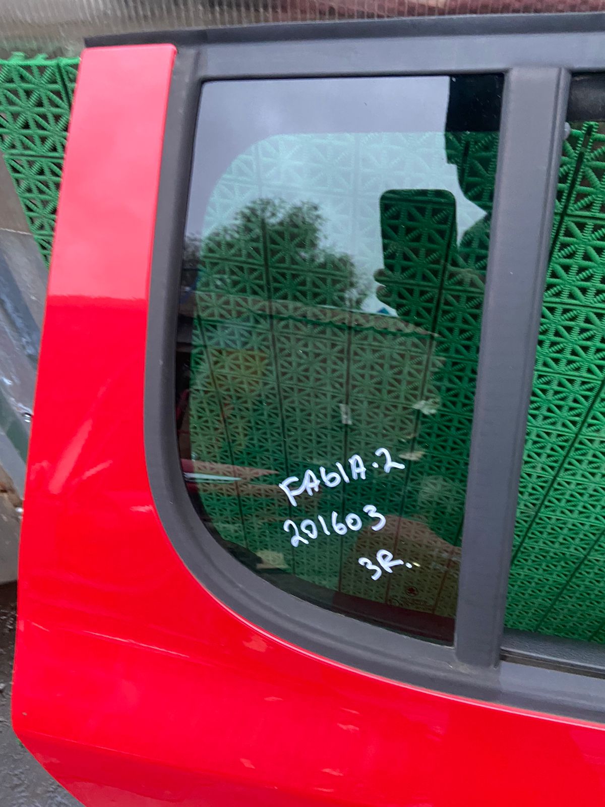 Стекло двери SKODA FABIA 2 2007- заднее форточка хэтчбек правое б/у