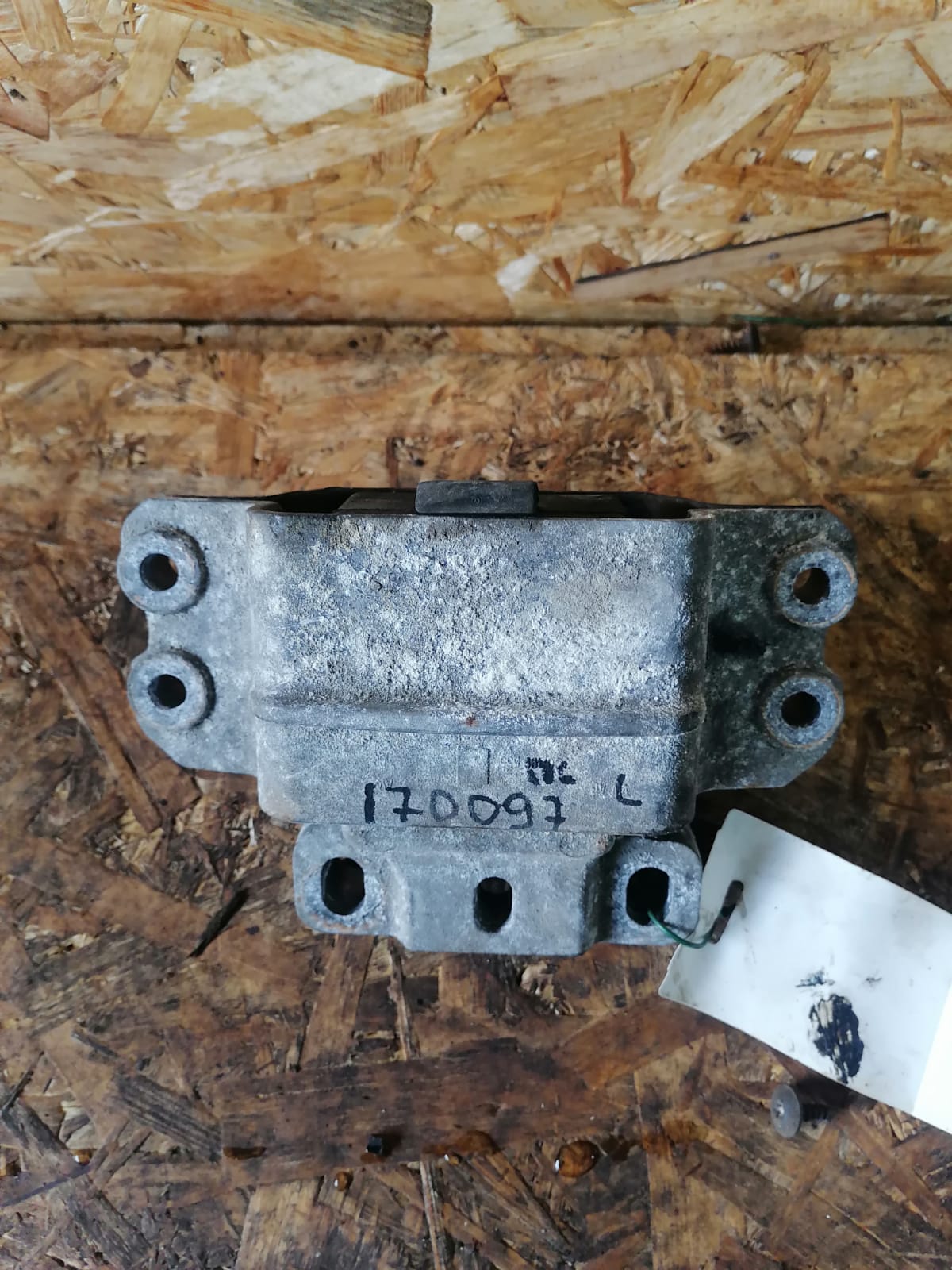 Подушка, опора коробки передач AUDI A3, SKODA OCTAVIA 1Z, VOLKSWAGEN GOLF 5/5+/6, JETTA 5/6, PASSAT B6/B7/CC, CADDY, TOURAN, TIGUAN 1,6/1,8 2004- левая плоская зад б/у