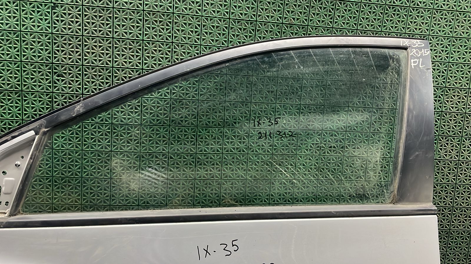 Стекло двери HYUNDAI IX35, TUCSON 2 2010- переднее левое б/у
