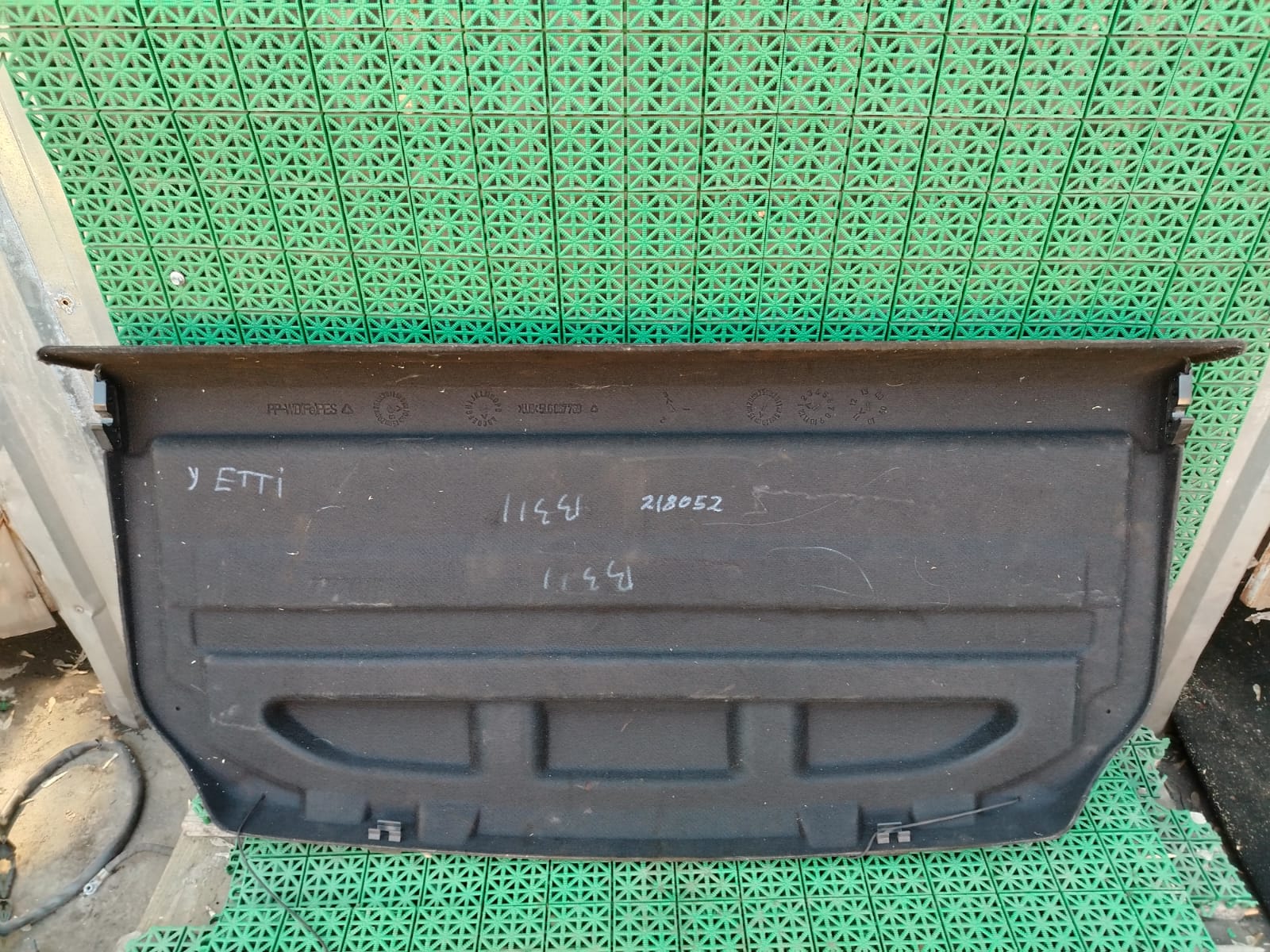 Полка багажного отсека багажника SKODA YETI 2010- б/у