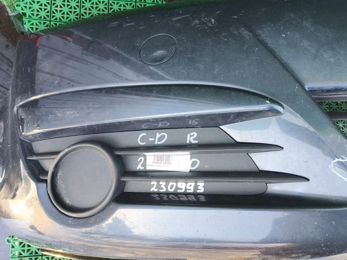 Решетка в бампер OPEL CORSA D 2006- без отверстия под ПТФ левая б/у