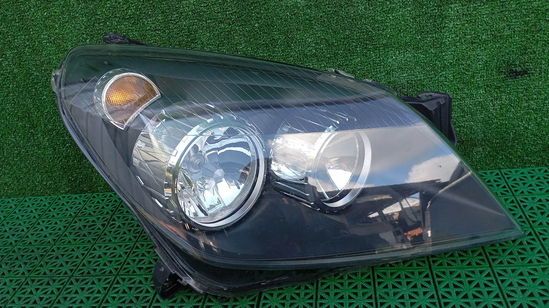 Фара OPEL ASTRA H 2004- чёрная правая б/у