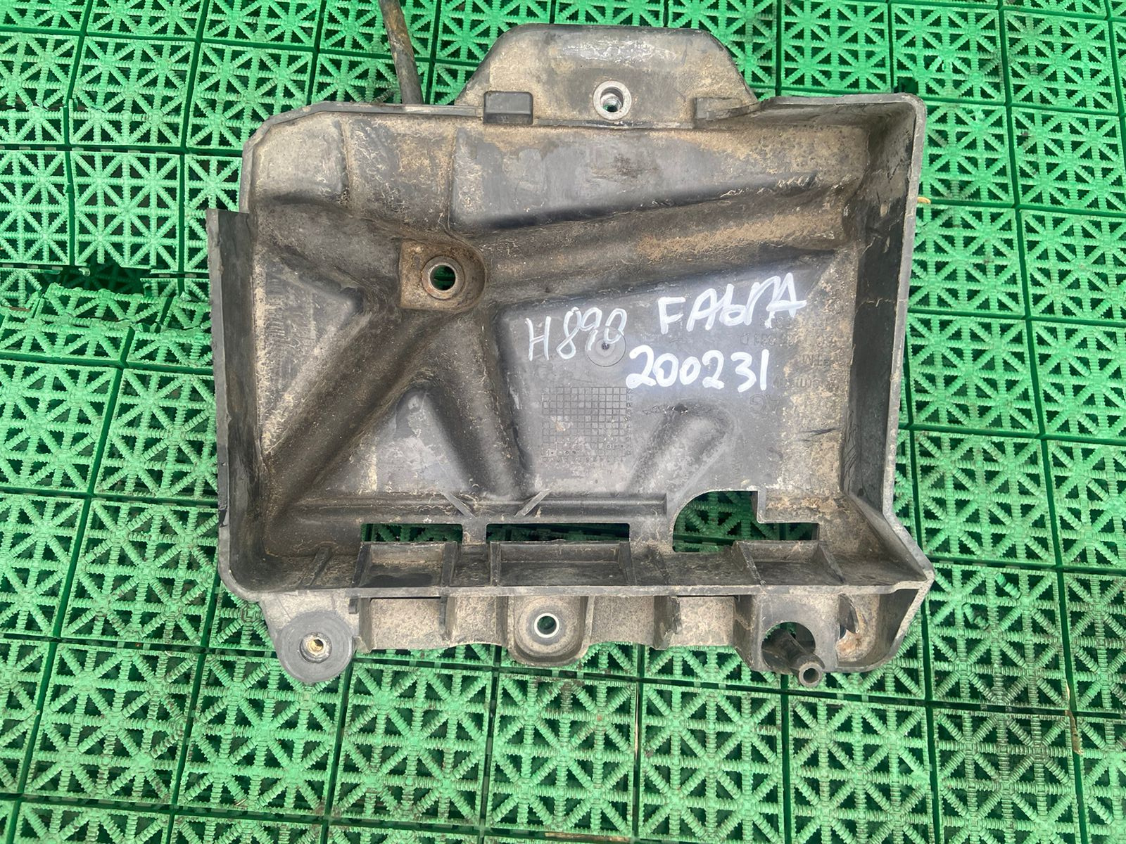Площадка под АКБ аккумулятор SKODA FABIA 1/2, RAPID, VOLKSWAGEN POLO 2000- б/у