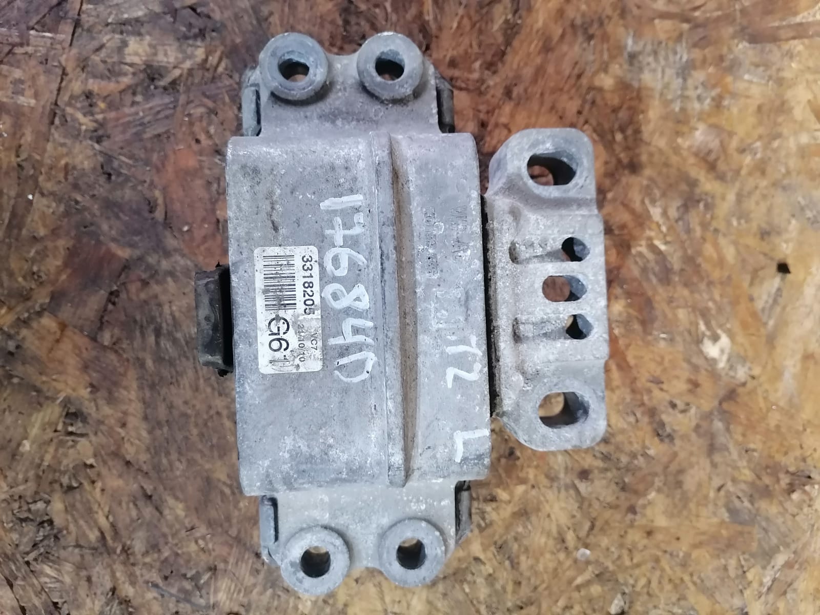Подушка, опора коробки передач AUDI A3, SKODA OCTAVIA 1Z, VOLKSWAGEN GOLF 5/5+/6, JETTA 5/6, PASSAT B6/B7/CC, CADDY, TOURAN, TIGUAN 1,4/1,6 2004- левая плоская зад б/у