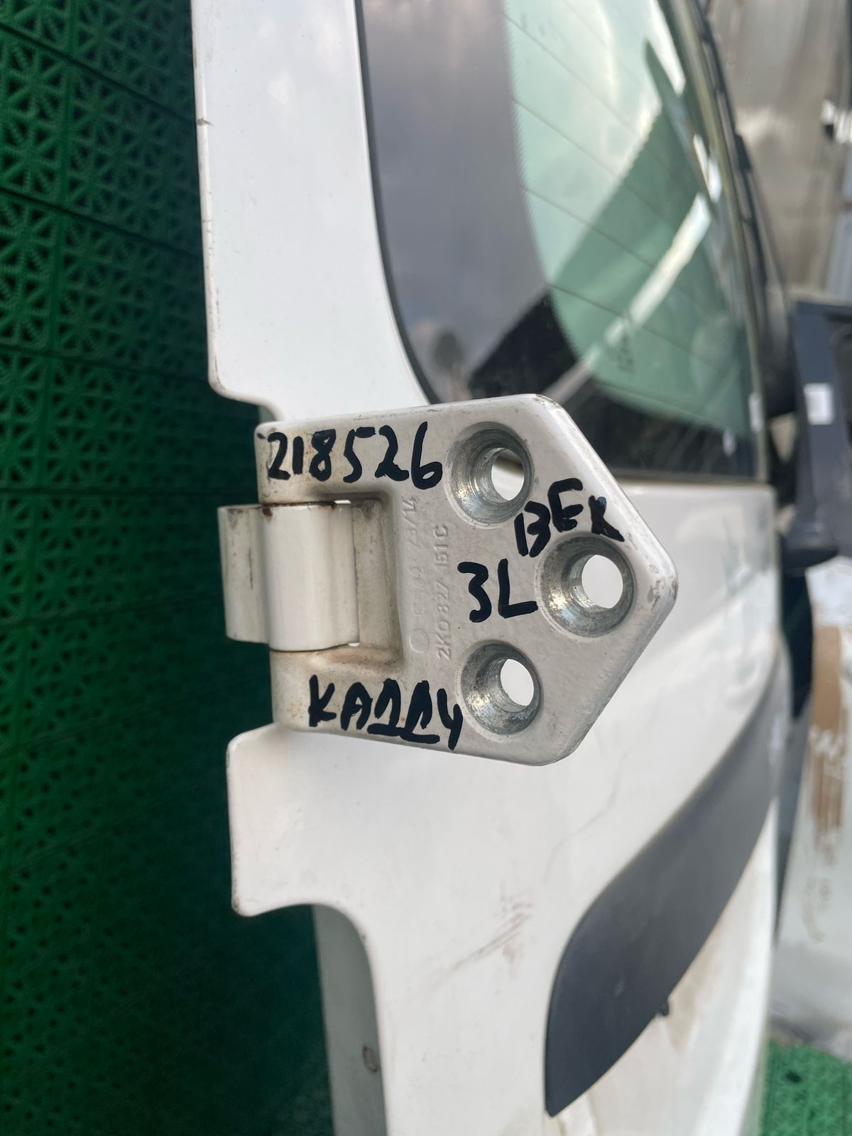 Петля двери VOLKSWAGEN CADDY 2003- распашная левая верхняя нижняя б/у