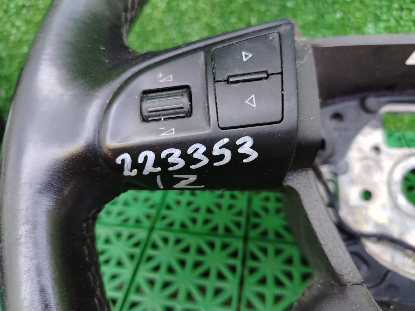 Кнопка многофункциональная SKODA OCTAVIA 1Z 2004- в руль левая б/у