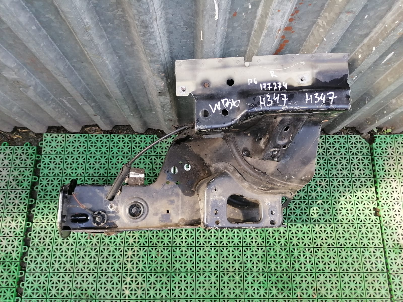 Лонжерон VOLKSWAGEN PASSAT B6/B7 2005- правый чёрный б/у