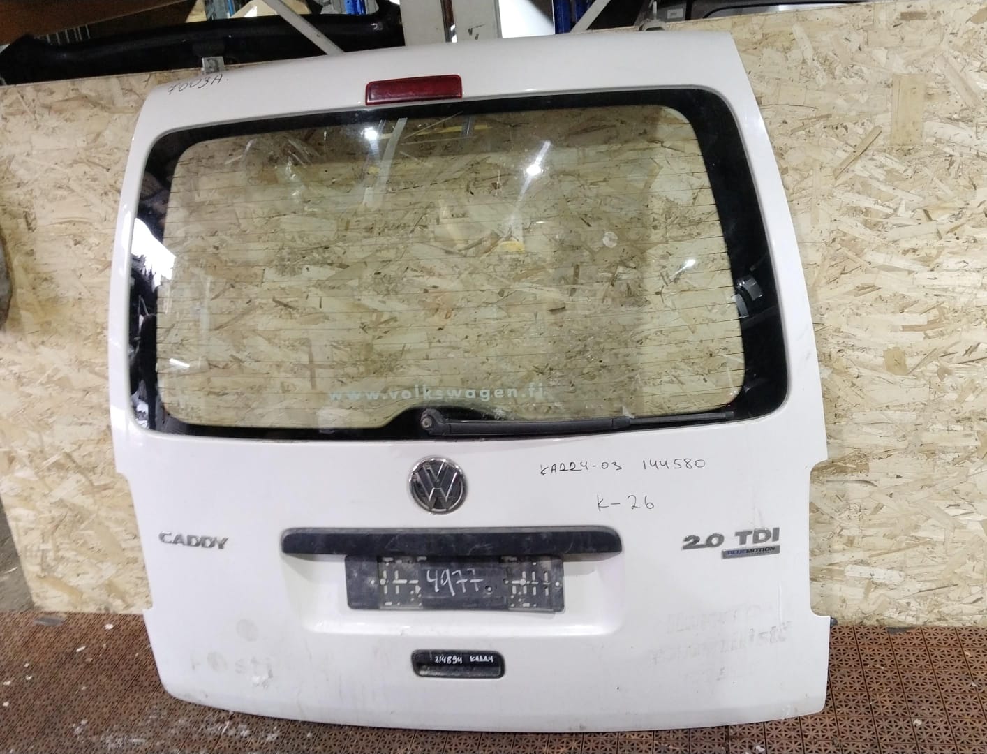 Крышка багажника VOLKSWAGEN CADDY 2004- с проёмом под стекло белая б/у
