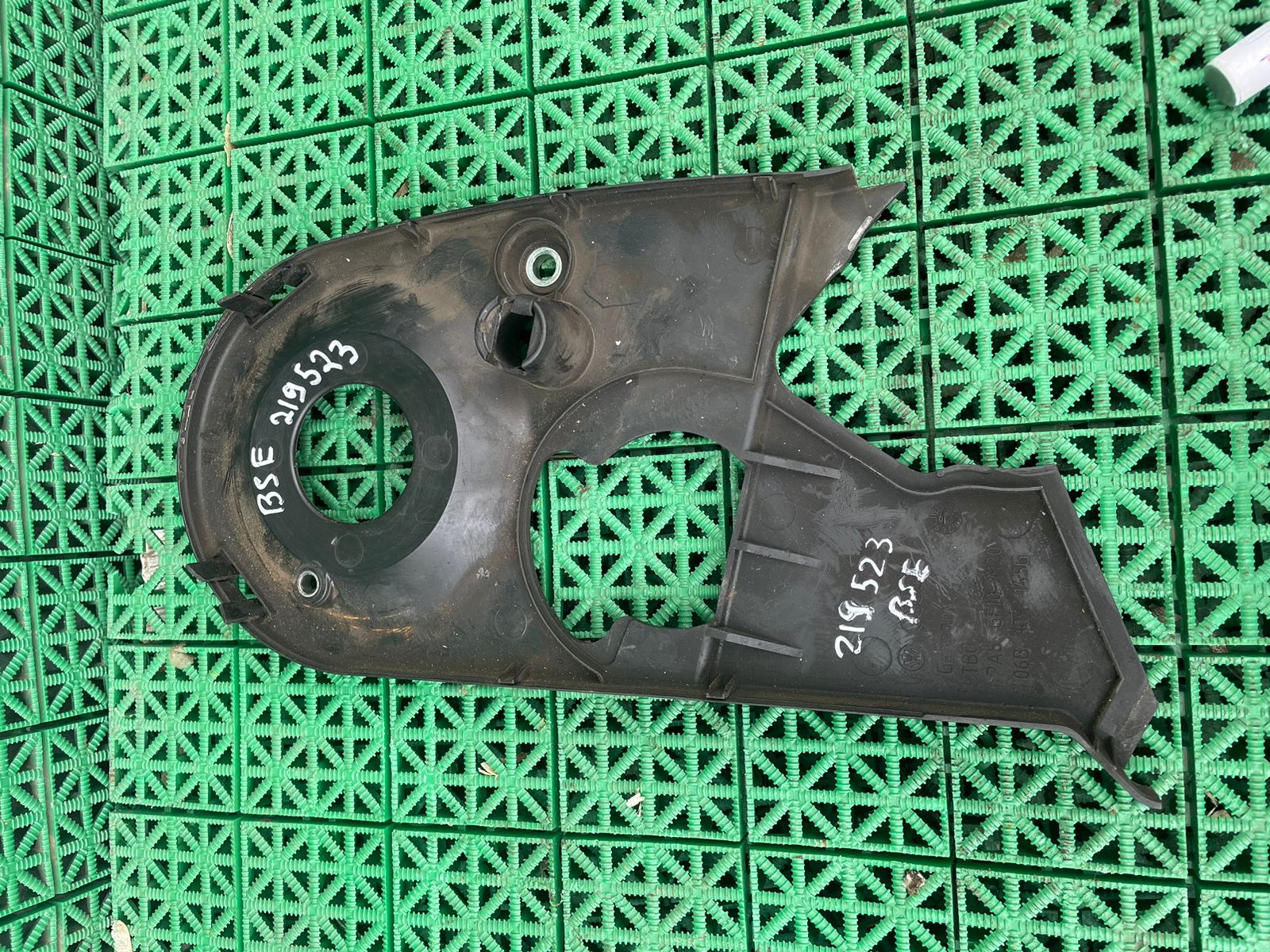 Кожух ремня грм AUDI A3, SKODA OCTAVIA 1U/1Z, VOLKSWAGEN GOLF 5/5+, JETTA 5, PASSAT B6, CADDY 1,6 BSE 2005- внутренний б/у