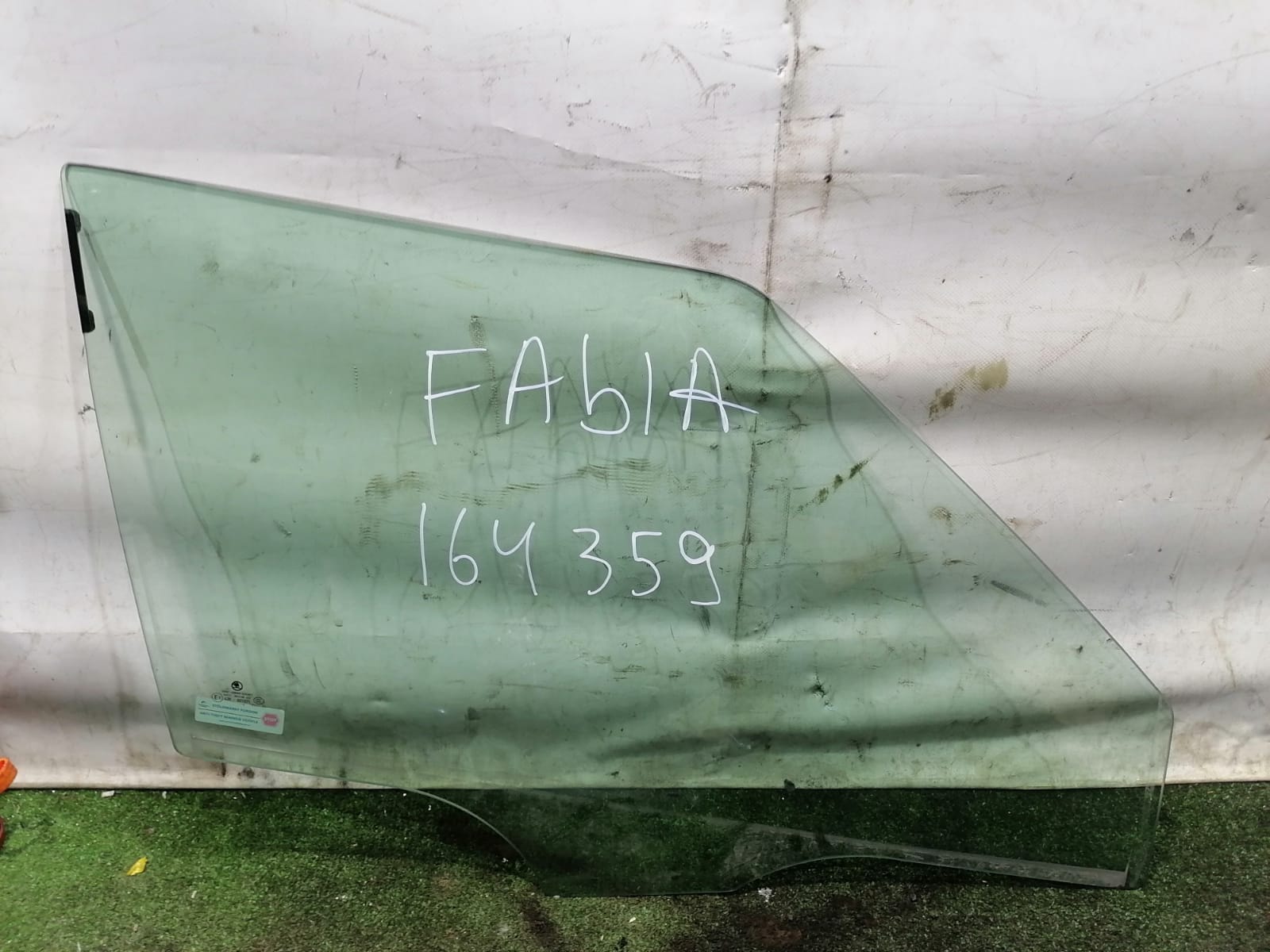 Стекло двери SKODA FABIA 2 2007- переднее правое б/у