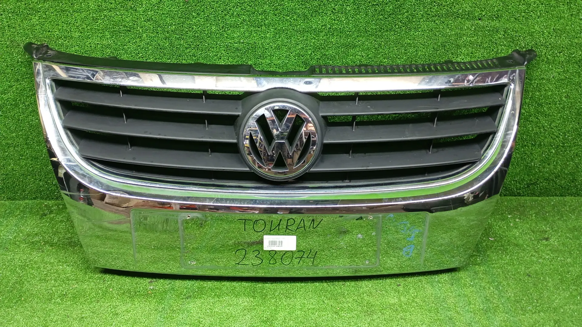 Решетка радиатора VOLKSWAGEN TOURAN 2007- б/у