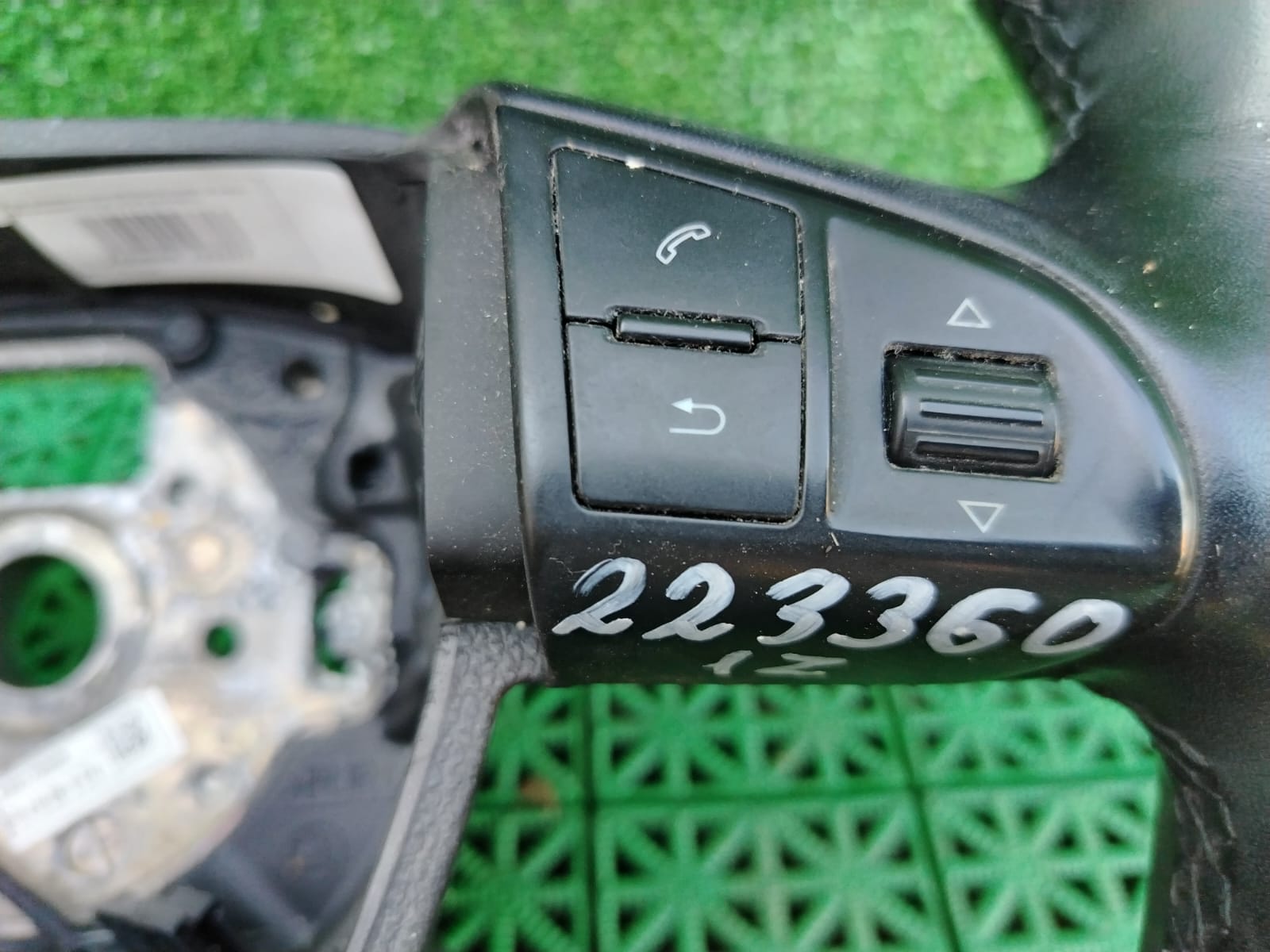 Кнопка многофункциональная SKODA OCTAVIA 1Z 2004- в руль правая б/у