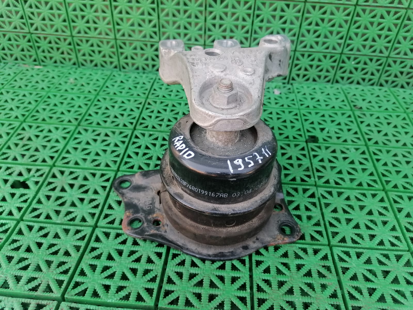 Подушка, опора двигателя AUDI A1, SKODA FABIA 1/2, RAPID, VOLKSWAGEN POLO 2010- правая б/у
