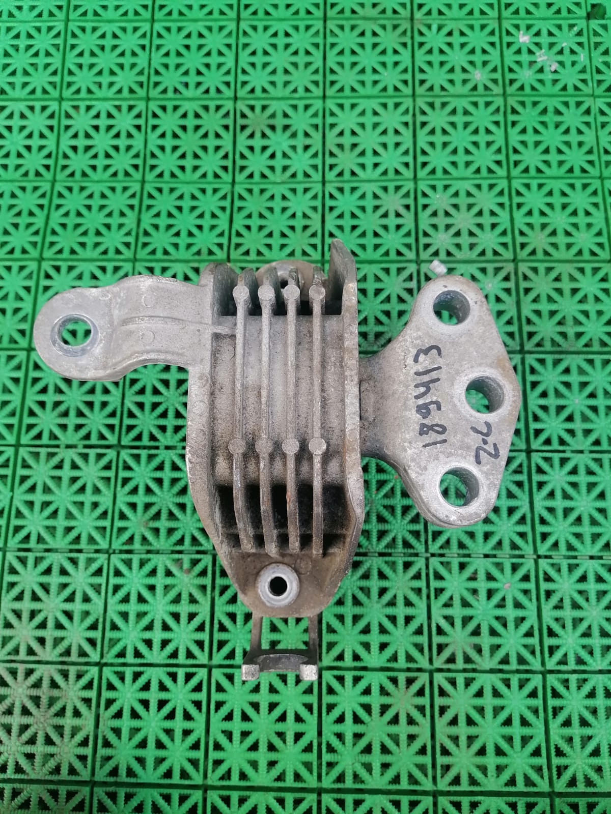 Подушка, опора двигателя OPEL ASTRA J, ZAFIRA C 1,4/1,6/2,0 2010- передняя б/у