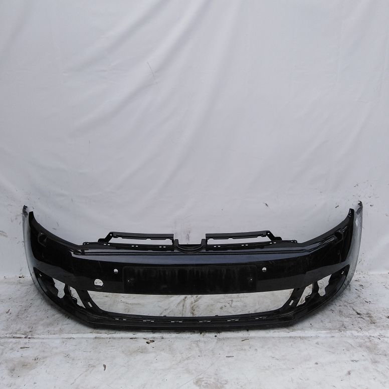 Бампер VOLKSWAGEN GOLF 6 2009- передний (под омыватели, парктроник) чёрный Б/У