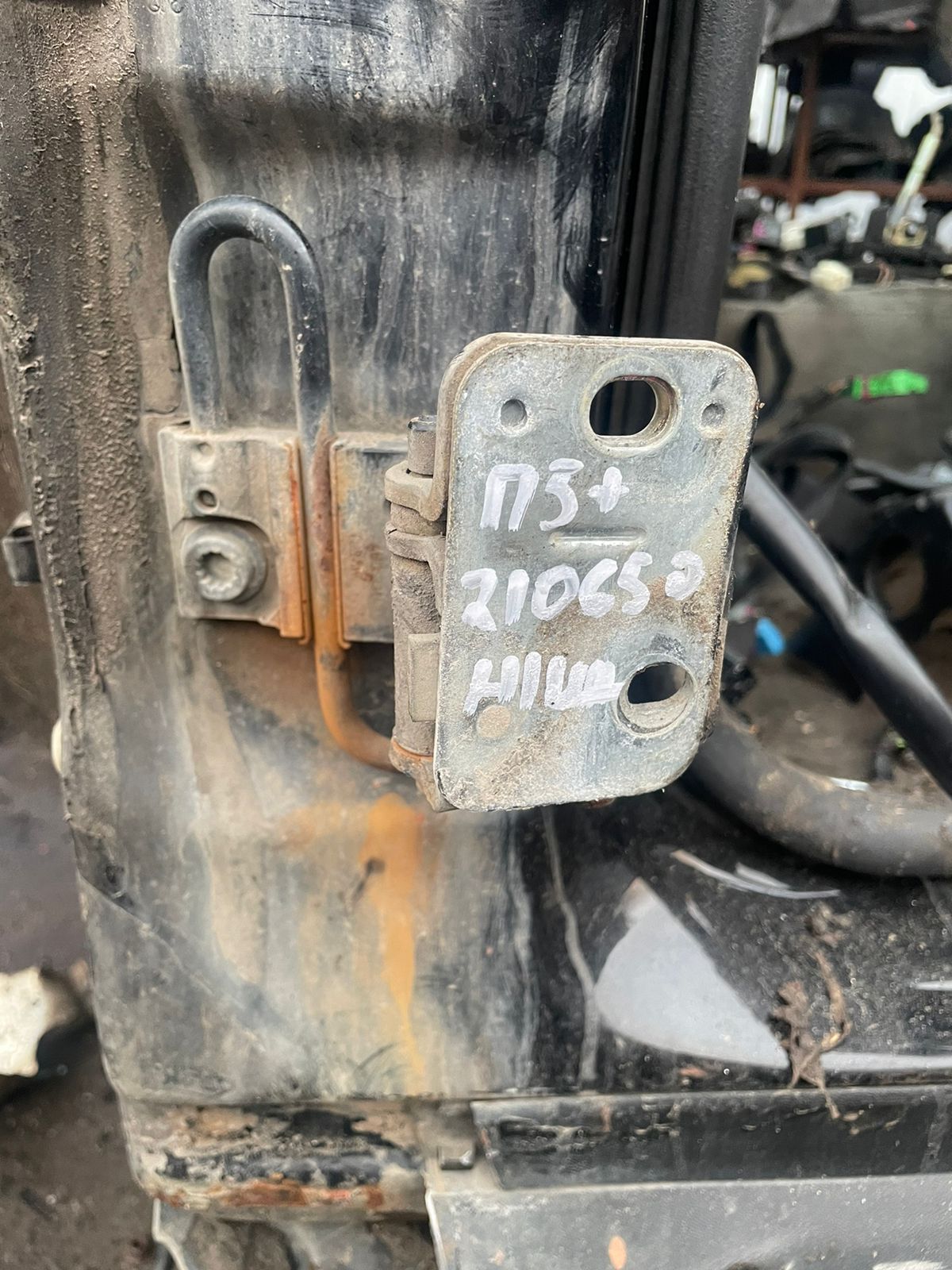 Петля двери AUDI A6 C5, SKODA OCTAVIA 1U, VOLKSWAGEN GOLF 4, PASSAT B5/B5+ 1997- передняя левая нижняя б/у