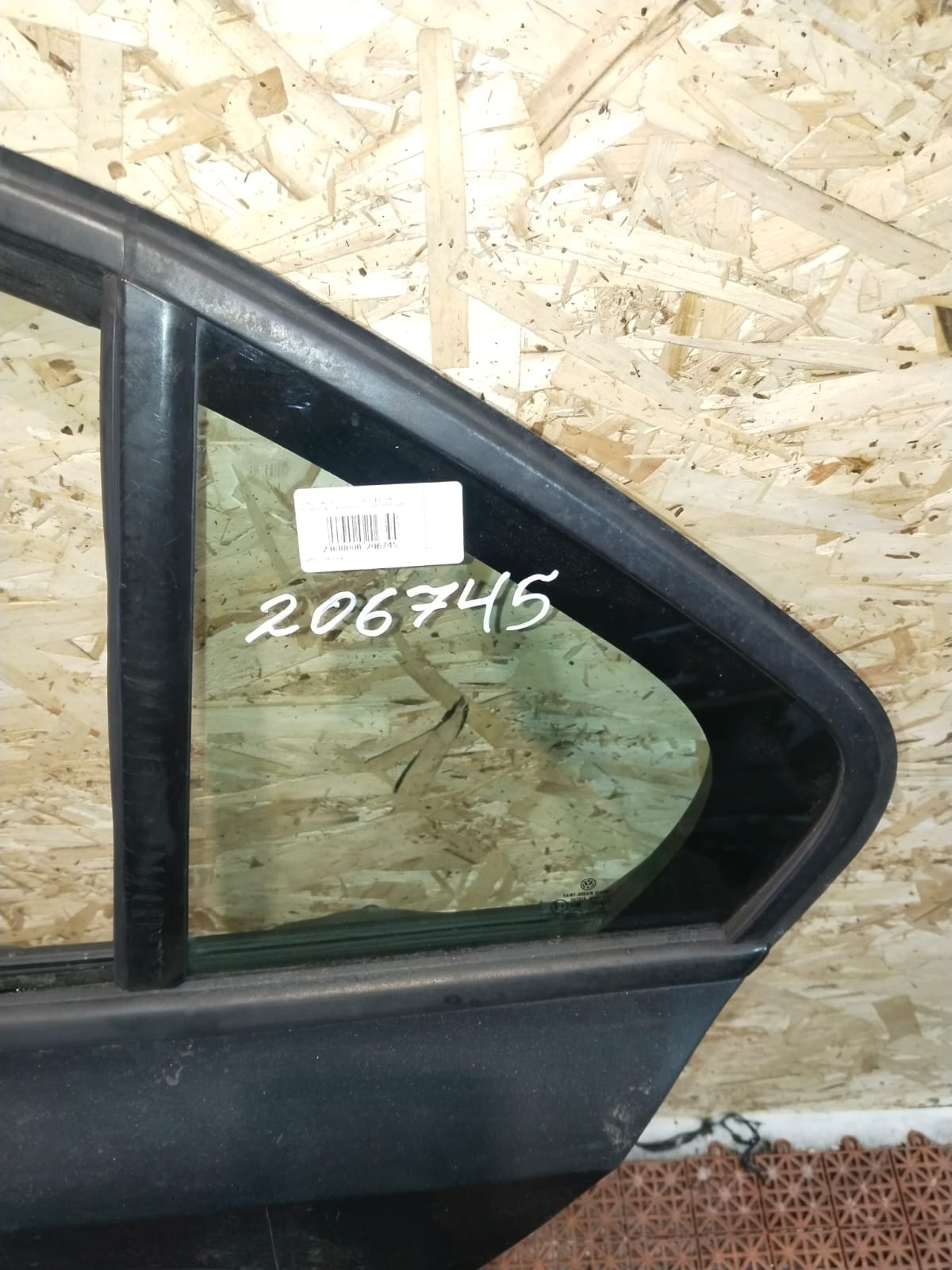 Стекло двери VOLKSWAGEN JETTA 6 2011- задняя форточка левая б/у