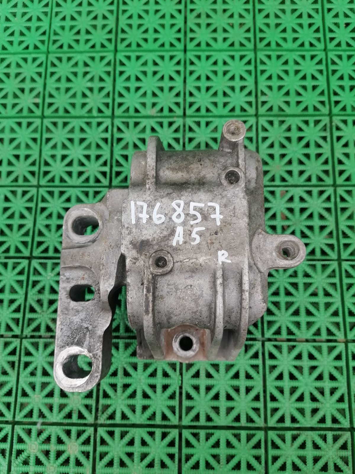 Подушка, опора двигателя AUDI A3, SKODA OCTAVIA 1Z, VOLKSWAGEN GOLF 5/5+/6, JETTA 5/6, PASSAT B6/B7/CC, TOURAN, TIGUAN 1,6/2,0 2004- правая назад б/у