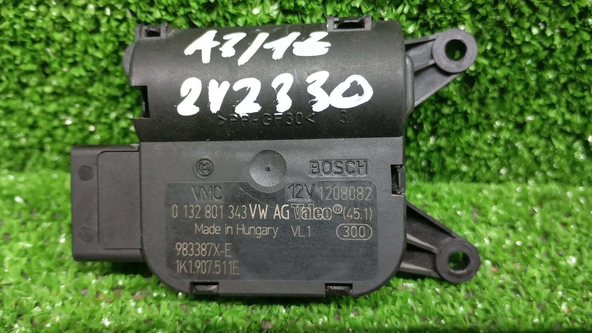 Моторчик заслонки отопителя AUDI A3, SKODA OCTAVIA 1Z, VOLKSWAGEN GOLF 5/5+/6, JETTA 5, PASSAT B6/B7/CC, CADDY, TOURAN 2004- V107 б/у