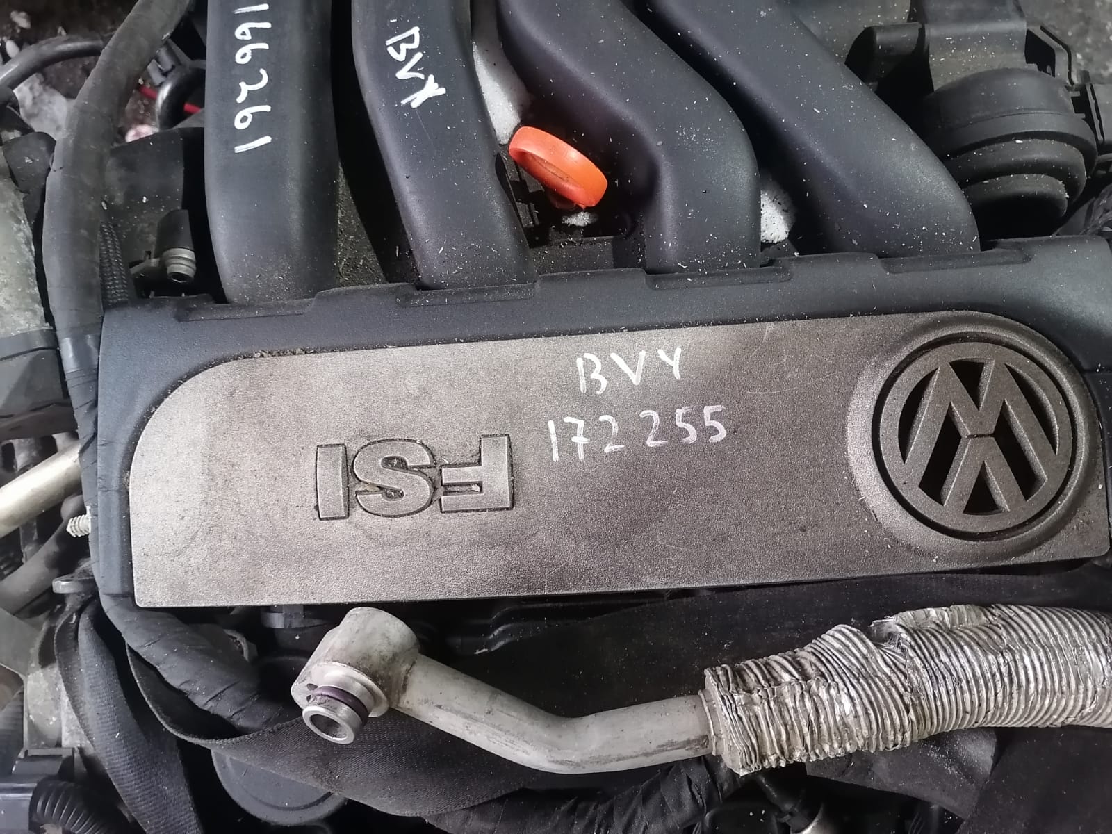 Накладка декоративная крышка двигателя VOLKSWAGEN GOLF 5, JETTA 5, PASSAT B6 2,0 BVY 2004- б/у