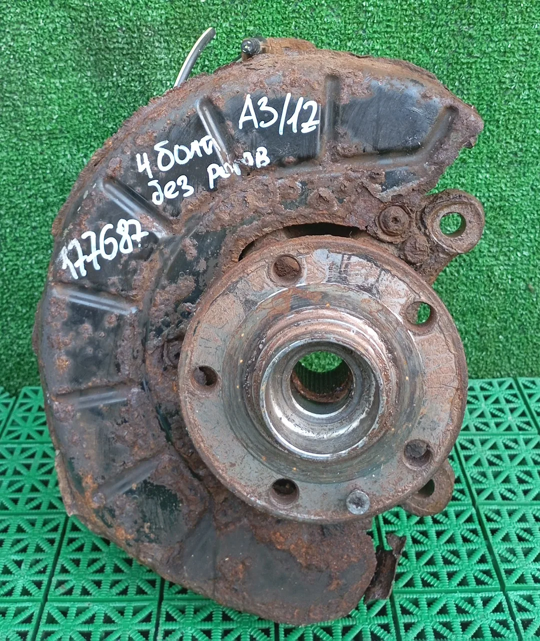 Кулак поворотный AUDI A3, SKODA OCTAVIA 1Z, VOLKSWAGEN GOLF 5/5+/6, JETTA 5, CADDY, TIGUAN, TOURAN 2004- 4 болта без рогов правый б/у