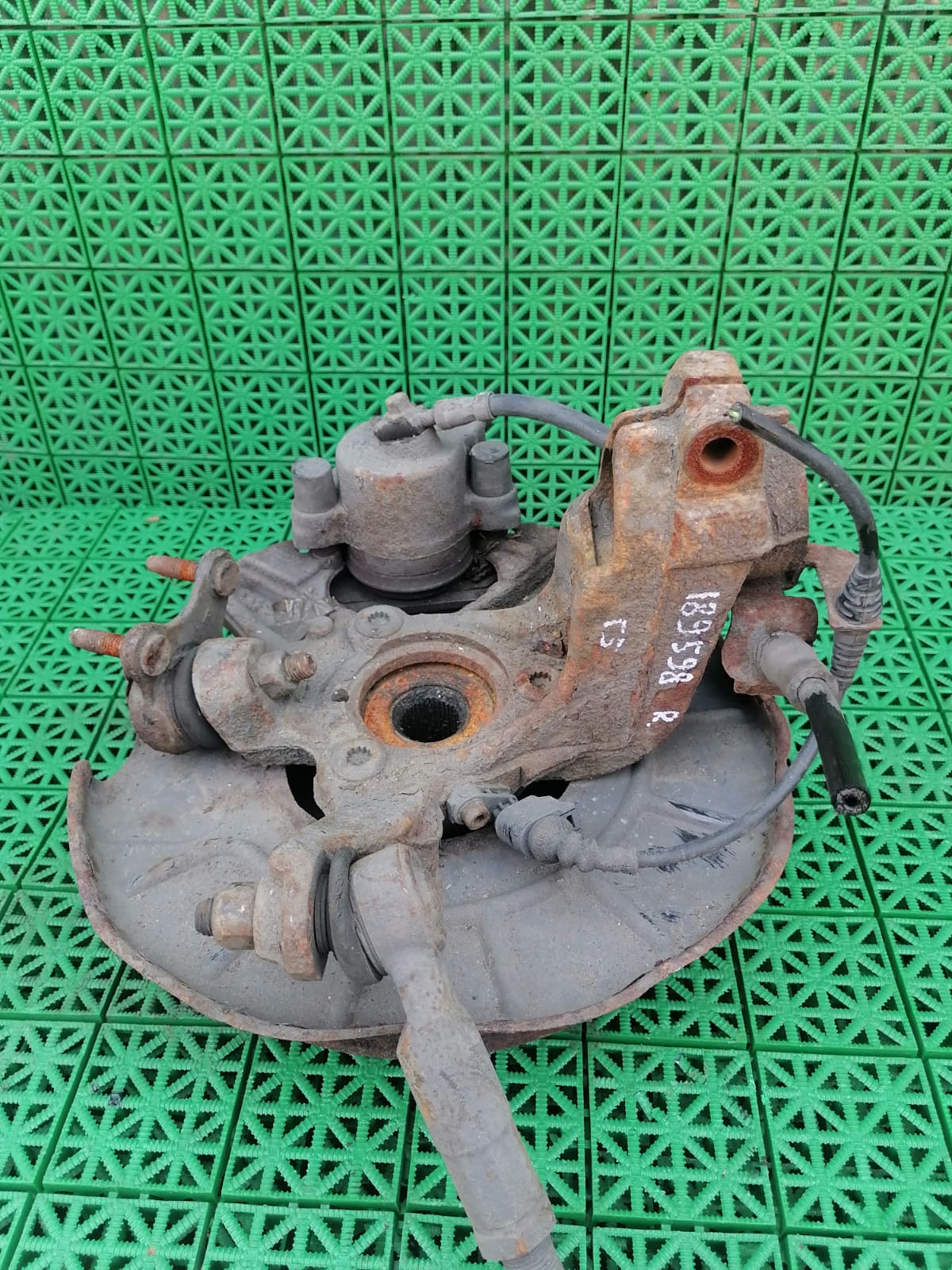 Кулак поворотный AUDI A3, SKODA OCTAVIA 1Z, VOLKSWAGEN GOLF 5/5+/6, JETTA 5, CADDY 2004- 3 болта с рогами правый б/у