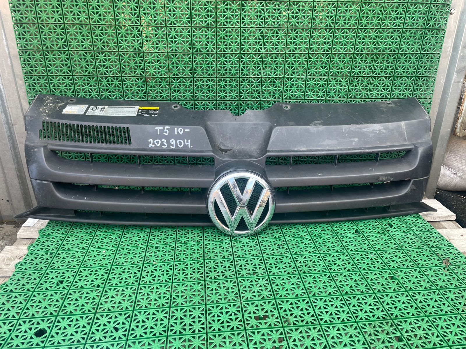Решетка радиатора VOLKSWAGEN TRANSPORTER T5 2010- б/у