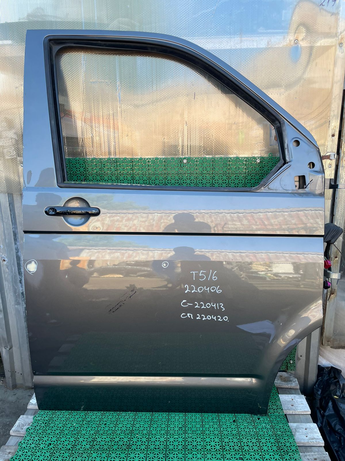Стекло двери VOLKSWAGEN TRANSPORTER T5/T6 2003- переднее правое б/у