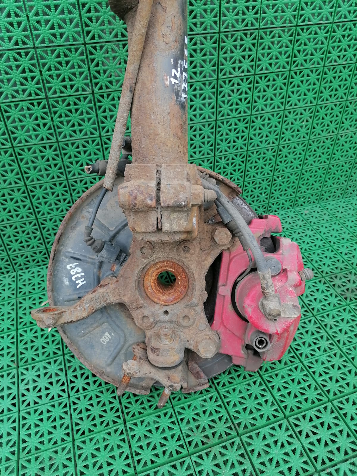 Кулак поворотный AUDI A3, SKODA OCTAVIA 1Z, VOLKSWAGEN GOLF 5/5+/6, JETTA 5, CADDY, TIGUAN, TOURAN 2004- 4 болта без рогов правый б/у