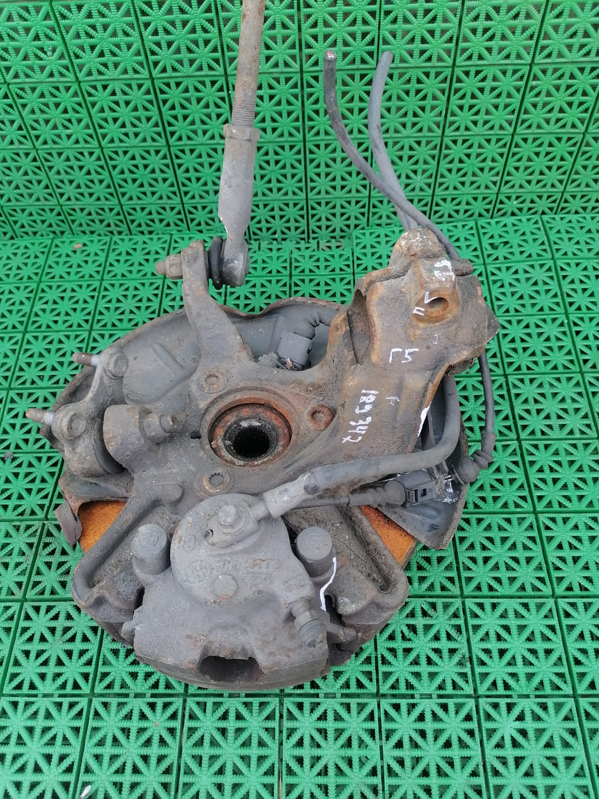 Кулак поворотный AUDI A3, SKODA OCTAVIA 1Z, VOLKSWAGEN GOLF 5/5+/6, JETTA 5, CADDY, TIGUAN, TOURAN 2004- 3 болта с рогам лев б/у